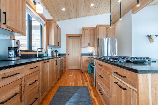 Building Photo - 3402 Alta Vista Dr