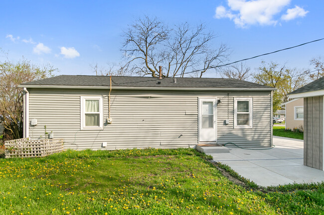 Building Photo - 215 E Maxon Ln