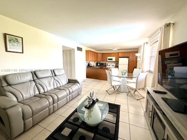 Building Photo - 465 S Royal Poinciana Blvd