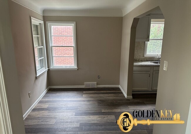 Building Photo - Spacious 4 bed / 2 bath with garage and fi...