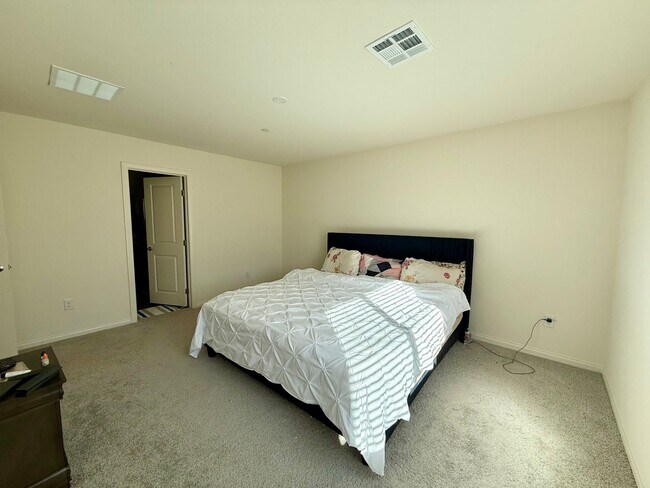 Building Photo - COMING SOON! 3/BD 2.5/BA Townhouse W/ Amaz...