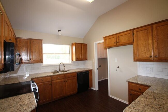 Building Photo - Available! Beautiful 3 bedroom in Whitehouse!
