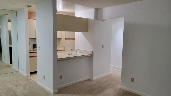 Building Photo - Spacious 1 Bedroom with great walking score