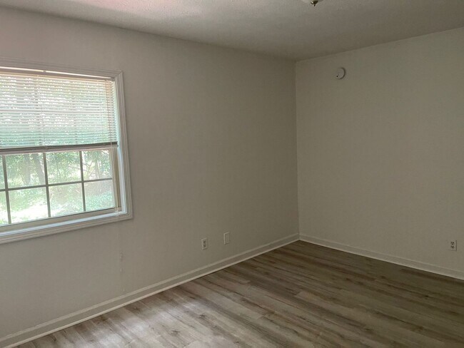 Building Photo - Modern 2-Bed, 1-Bath Oasis with Central Air and Gourmet Kitchen