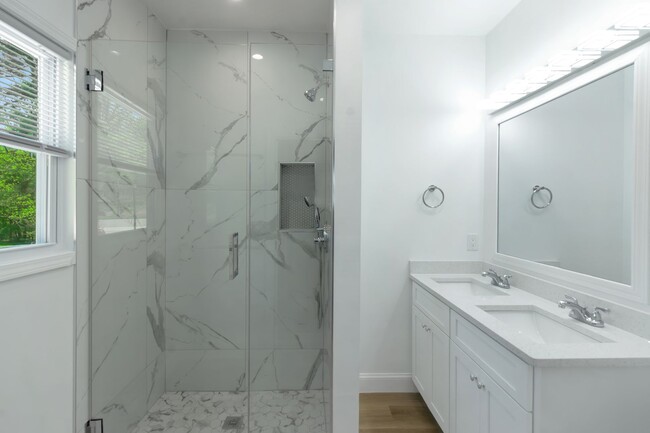 Building Photo - Your New Home Awaits!
