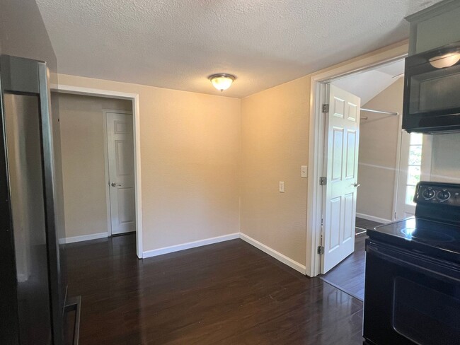 Building Photo - Two Bedroom One Bathroom Home in Lincoln