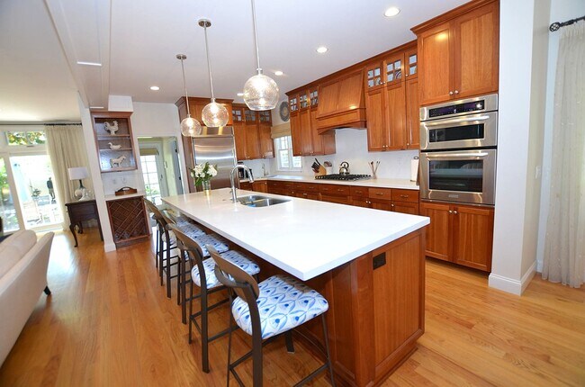 Building Photo - Charming Vacation Home, Furnished 4Bd/3.5Ba Home