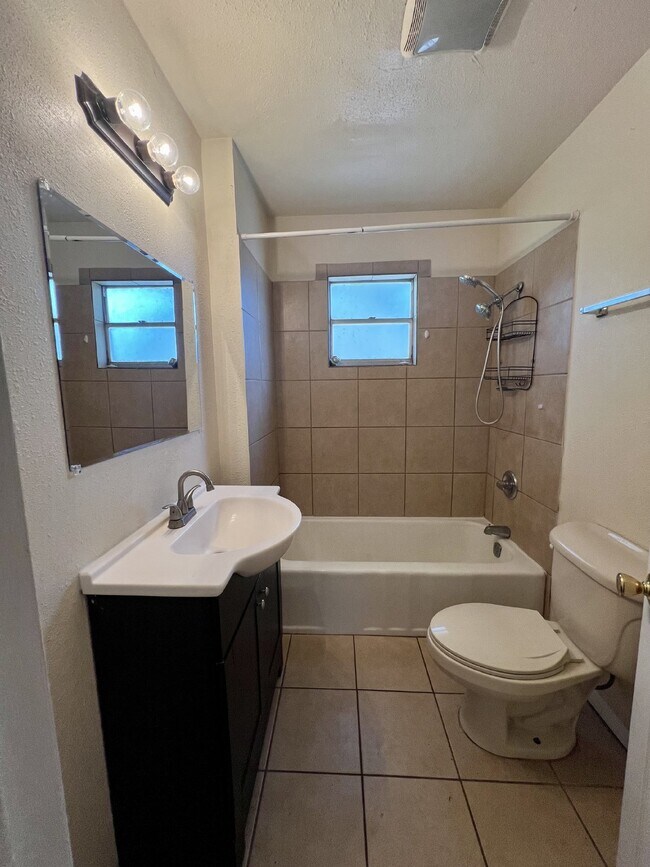 Building Photo - Location, Location, Location! Convenient to UNM campus and Nob Hill shops and restaurants!