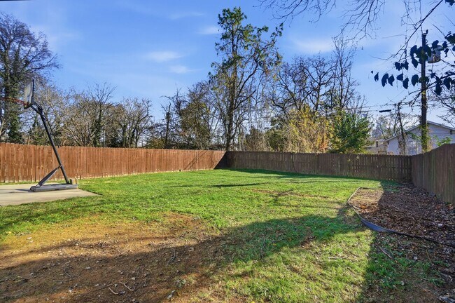 Building Photo - Historic Wesley Heights Home | Walkable to Uptown | 2 Primary Suites