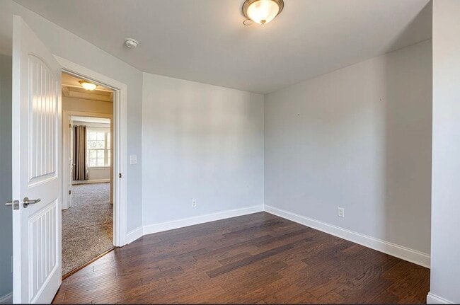 Building Photo - 1003 Irish Way