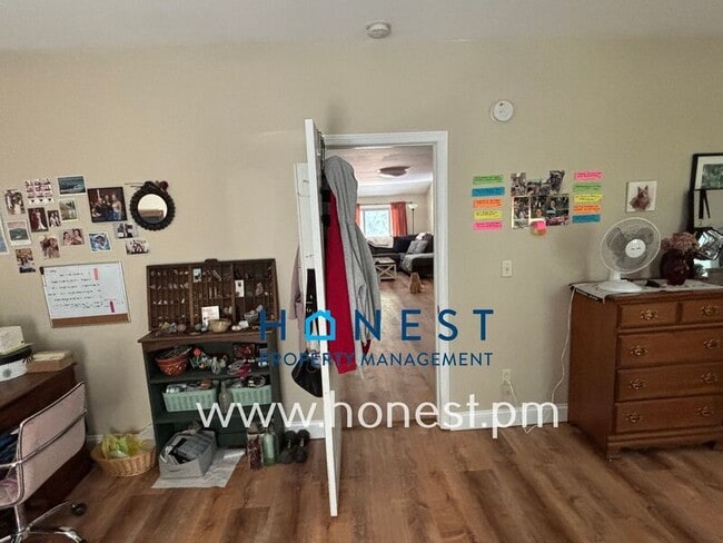Building Photo - 206 Derosay St