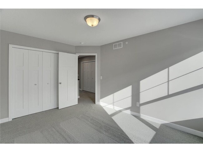 Building Photo - 855 Roselyn Dr