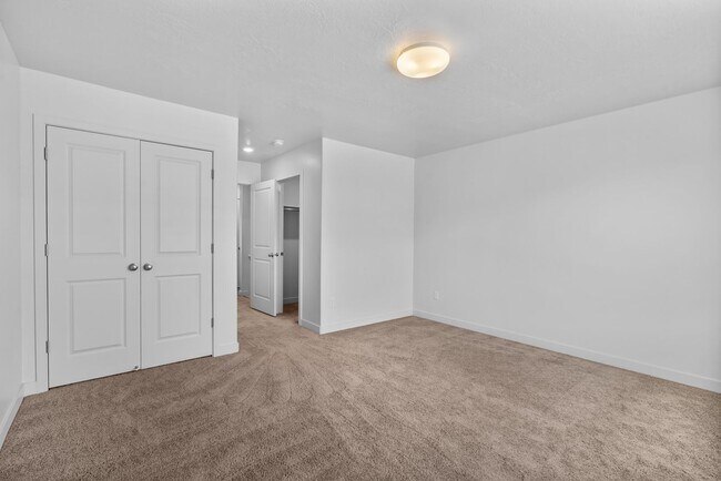 Building Photo - Stunning Row End Townhome In Great Location!