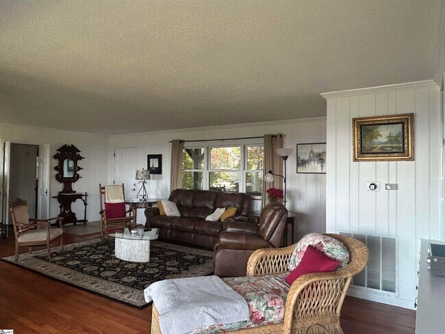 Building Photo - 1671 Hogback Mountain Rd