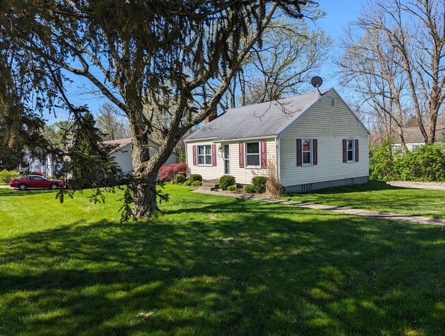 Building Photo - AVAILABLE NOW! - 2 Bedroom / 1 Bath Home in Great Beavercreek Neighborhood!