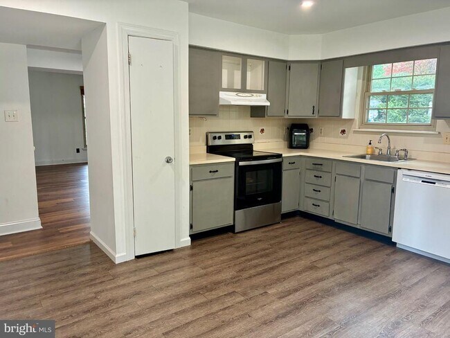 Building Photo - 20 Woodvale Dr