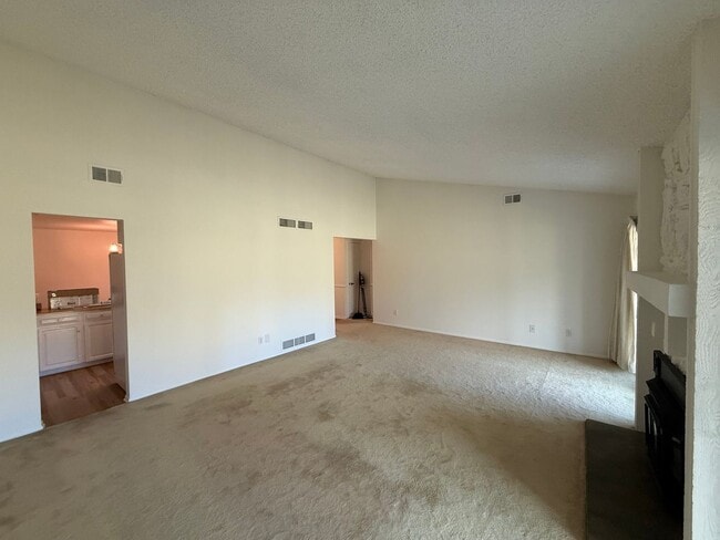 Building Photo - Spacious home right on the goldfcourse