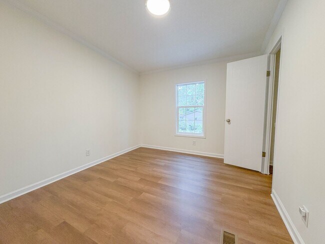 Building Photo - 4 Bedroom, 2 Bathroom: Pets Allowed!