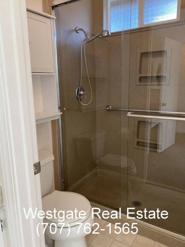 Building Photo - 8419 Lakewood Ave