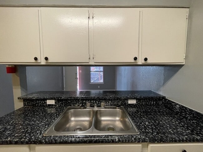 Building Photo - 515 Humble Ave