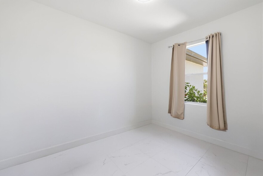 Building Photo - Newer 3/2 home all tile