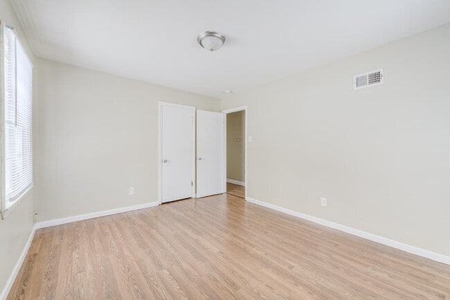 Building Photo - 110 De Smet Dr