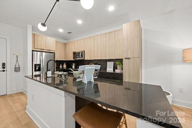 Building Photo - 536 W Tremont Ave