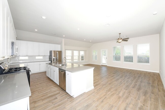 Building Photo - Move-In Special! Enjoy 2 Weeks Free Rent o...