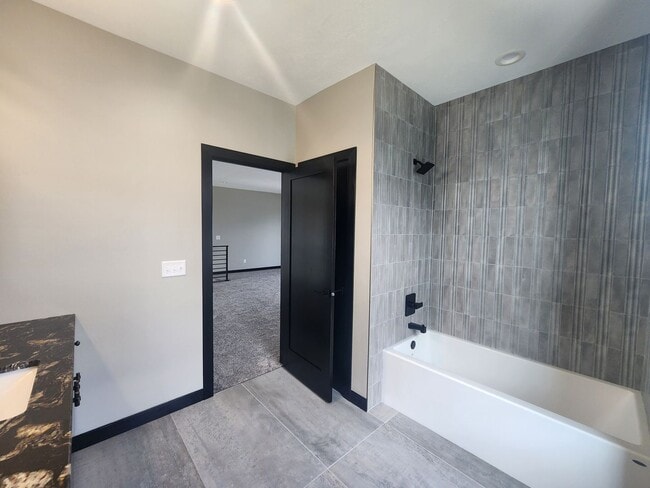 Building Photo - Brand New Townhomes!