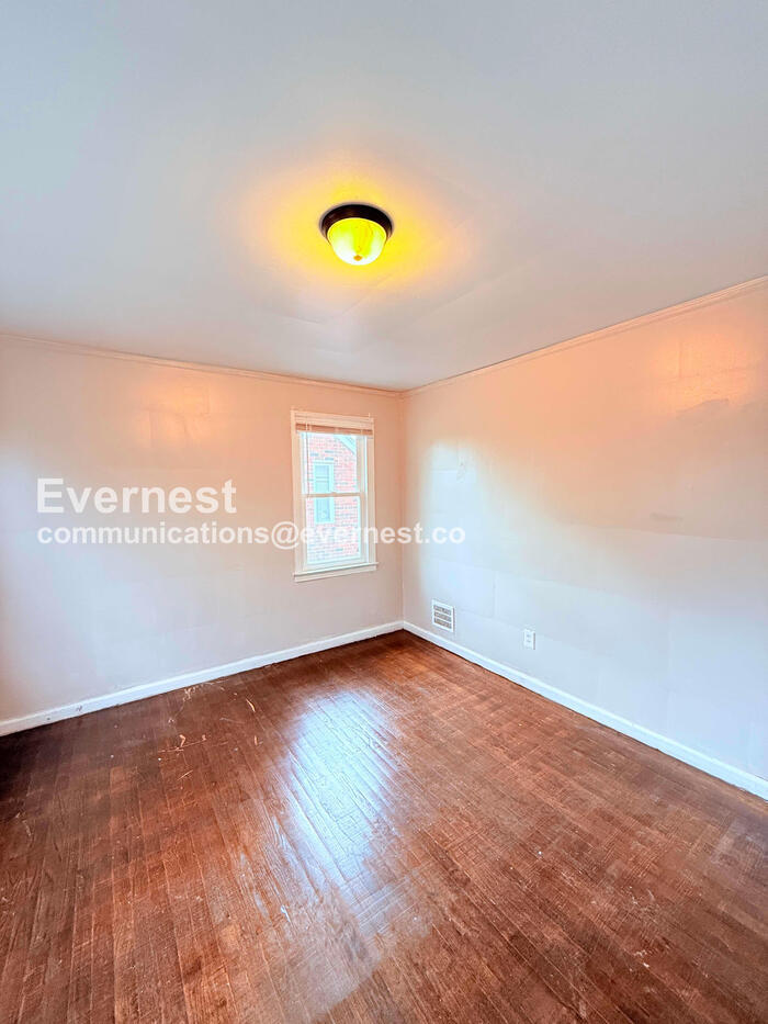 Building Photo - 5747 Lakepointe St