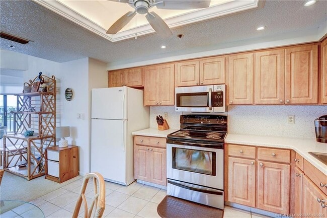 Building Photo - 221 NE Plantation Rd