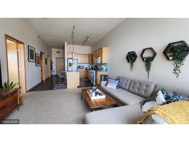 Building Photo - 2650 University Ave W