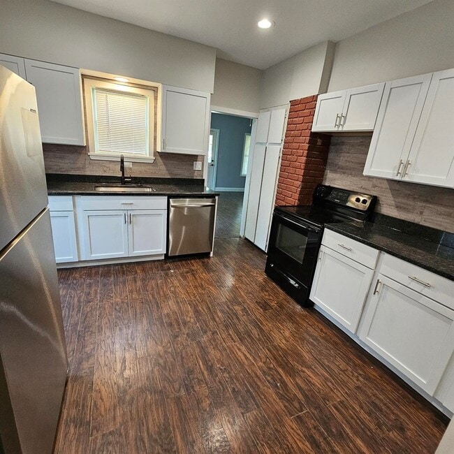 Building Photo - Duplex - 2 Bedroom, 2 Full Bathrooms and a...