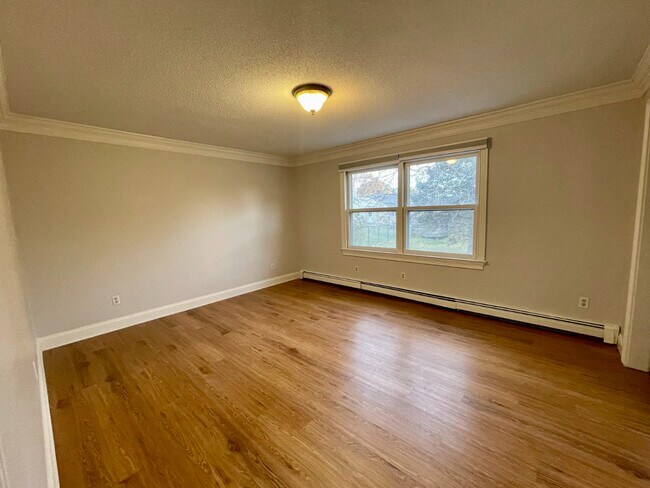 Building Photo - 115 Benson St