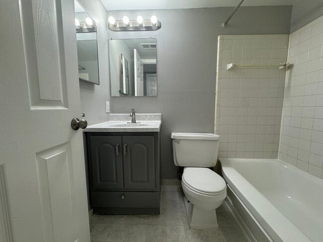 Building Photo - 4441 Oakwood