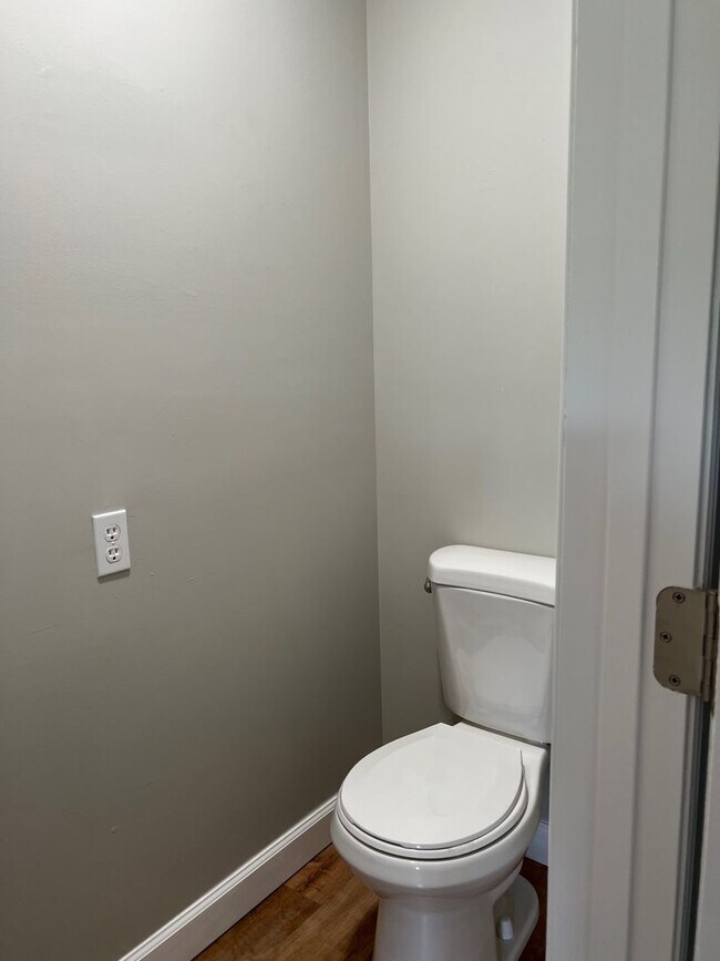 Building Photo - 2 Bedroom/1.5 Bath Townhouse Kingsport TN