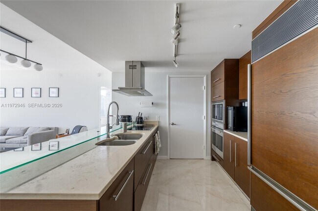 Building Photo - 495 Brickell Ave