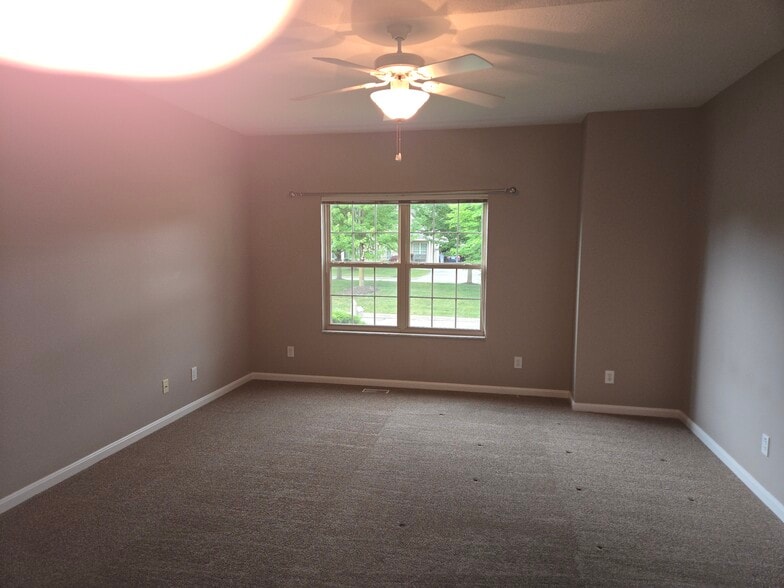 master bedroom 1st floor - 44 Village Green Dr