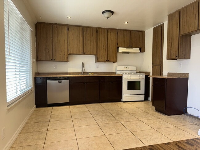 Building Photo - 4 bed with 2 baths in Riverside, CA next t...
