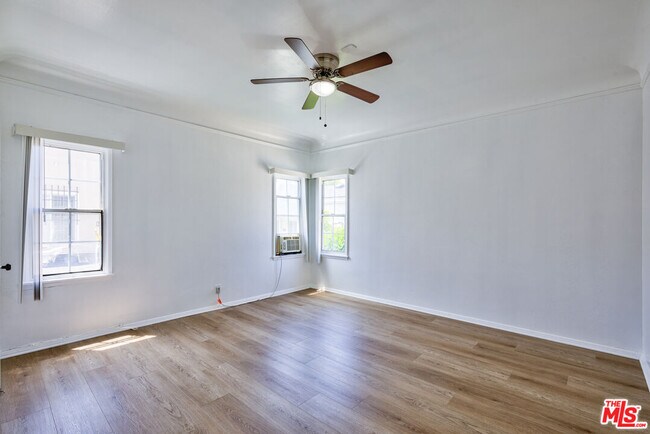 Building Photo - 203 S Doheny Dr