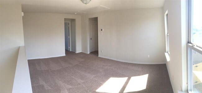 Building Photo - Beautifully maintained 3-bedroom, 2.5-bath residence