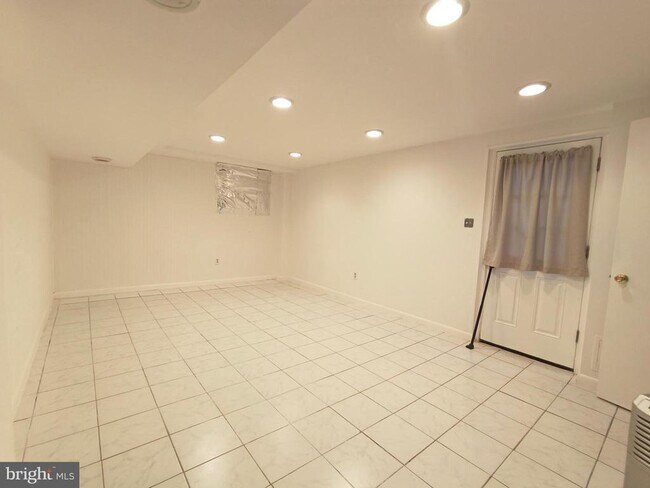 Building Photo - 8835 Tuckerman Ln