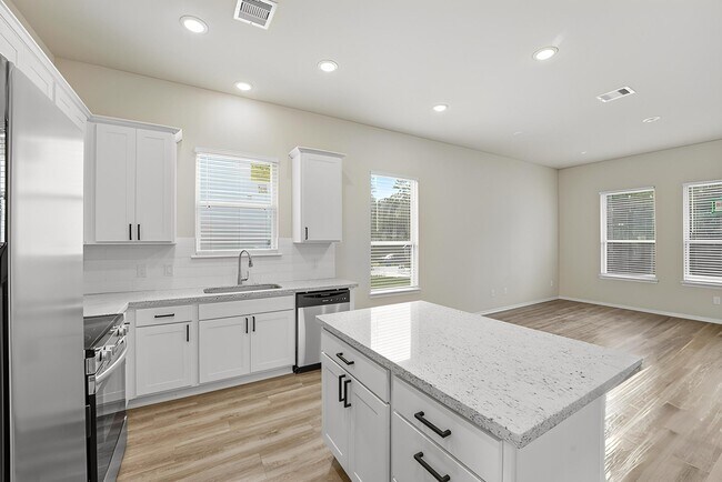 Building Photo - 15618 Sycamore Dr