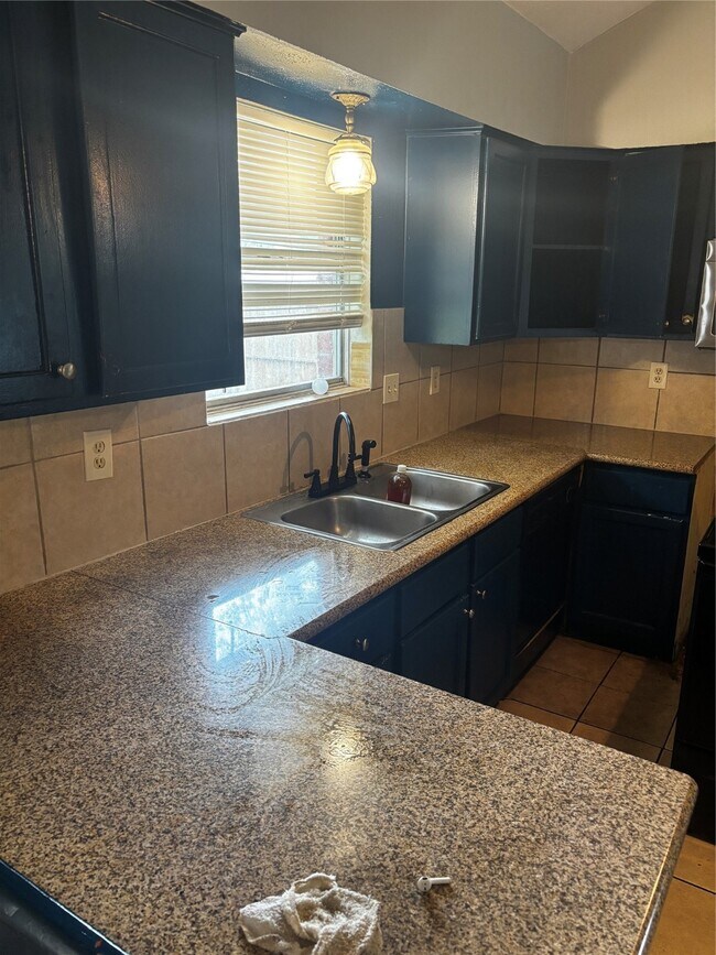 Building Photo - 7715 Waterchase Dr