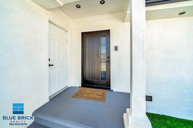 Building Photo - 5839 Vanalden Ave