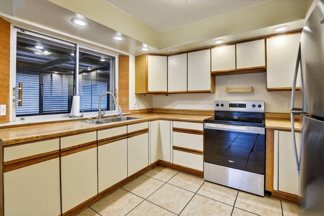 Building Photo - 3761 SW 18th St