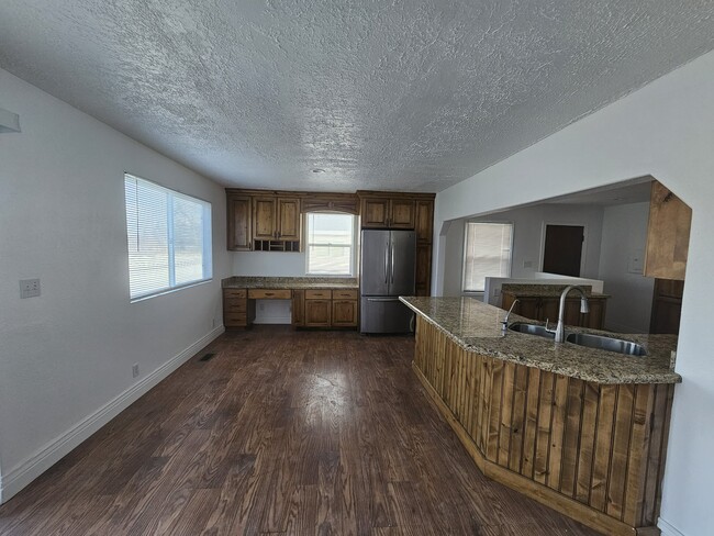 Building Photo - 74 W Plum St