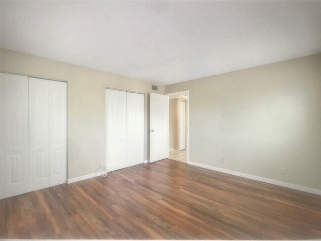 Building Photo - 3710 N Pine Island Rd