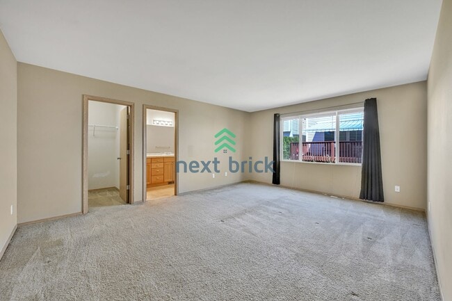 Building Photo - 3 BED & 2.5 BATH TOWNHOUSE FOR RENT