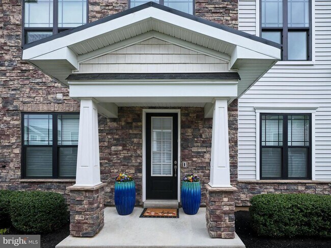 Primary Photo - 14 Dogleg Ln